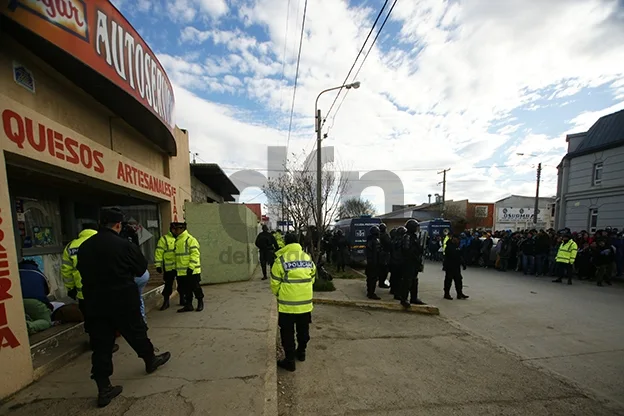 El joven yace en el acceso al comercio mientras la policía cubre la cuadra.