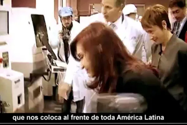 Cristina Fernández y Fabiana Ríos, durante una recorrida por BGH.