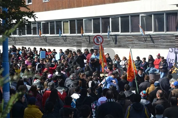 Los sindicalistas hablan ante un buen número de manifestantes (foto: Ushuaia Noticias)