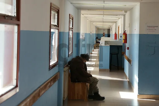 Los indigentes utilizan el hoispital como refugio al día y dormitorio a la noche.
