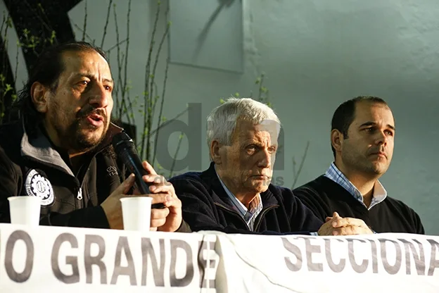 Martínez al momento del anuncio. A su lado, Caló.