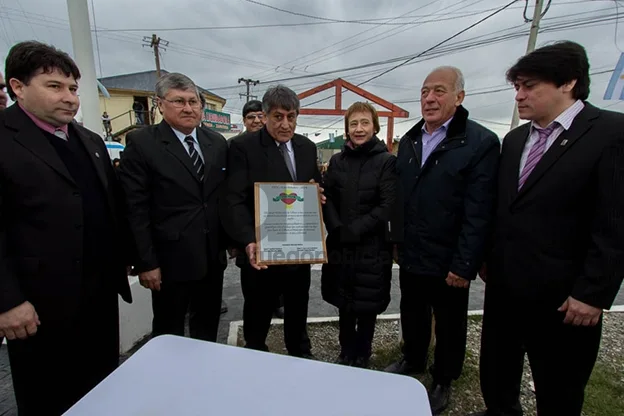 Queno recibe una placa conmemorativa de parte de Ríos.