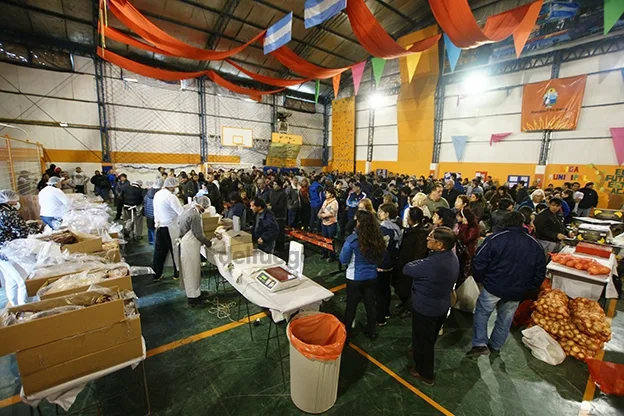 Cientos de vecinos acudieron a la feria de carne.