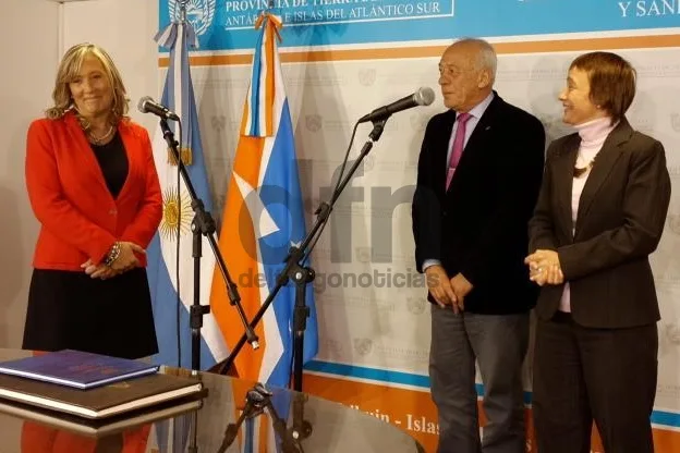 Chapperon, lista para jurar. A su lado, Ríos y Crocianelli.