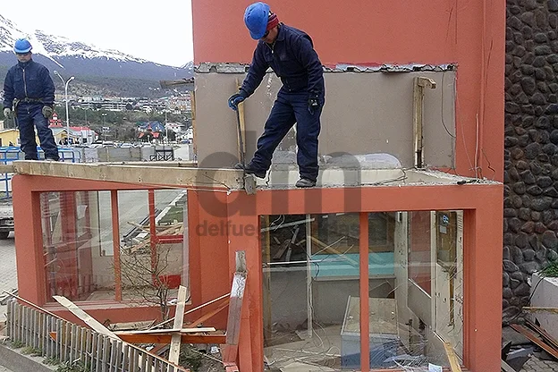 Sigue demoliéndose el edificio para el trabajo de hormigonado.