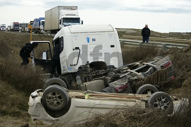 El Alfa Romeo volcado y a su lado, el camión.