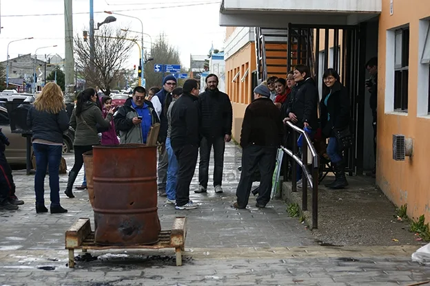 Los padres pasaron la noche esperando por una vacante.