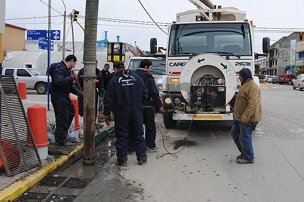 La limpieza de alcantarillas demandó varias horas de trabajo.