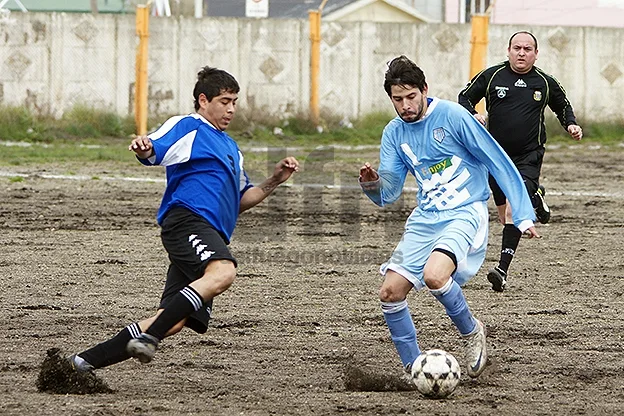 Yamil Amado espaca de un rival. Fue el autor de los dos goles del ganador.