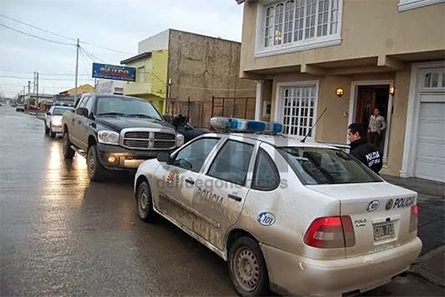 La camioneta fue atentada en la vía pública.