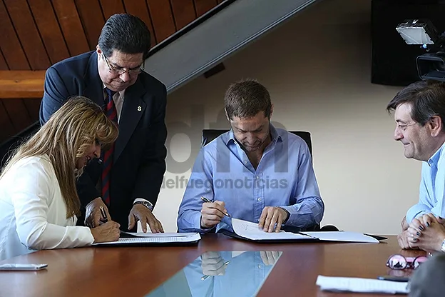 Sciurano firma el convenio con Esperón. Los mira Munafó.