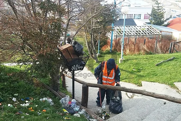 La labor de limpieza abarca a varios barrios de la ciudad.