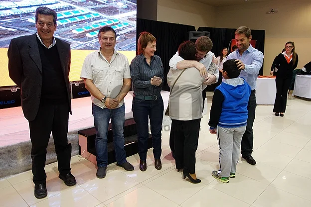 Gustavo Melella abraza a una vecina que recibió su llave.