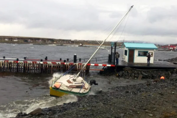 Un velero, encallado por el fuerte viento. (Foto: Andrés Toledo).