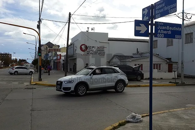 El accidente se produjo en una esquina semaforizada.