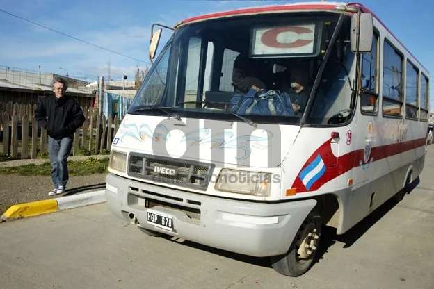 Taikré agregó colectivos en horas pico pero sigue con servicio limitado.