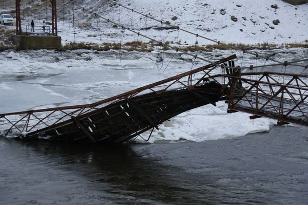 El puente colapsó definitivamente este viernes por la tarde. GALERIA DE IMAGENES