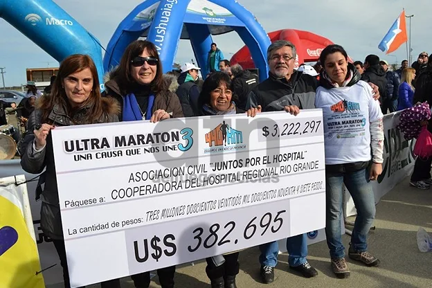 La cooperadora del nosocomio al momento de recibir el cheque simbólico.