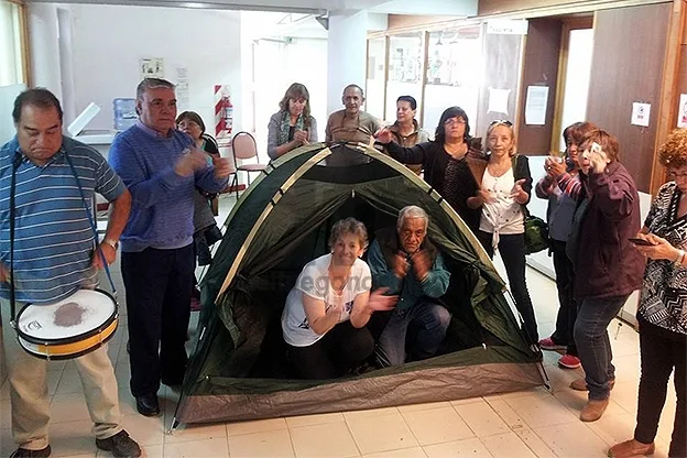 Los jubilados montaron un carpa en el interior del edificio del IPAUSS.