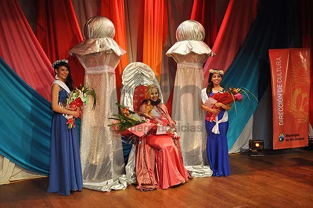 La Reina del Carnaval junto a los princesas tras la coronación.