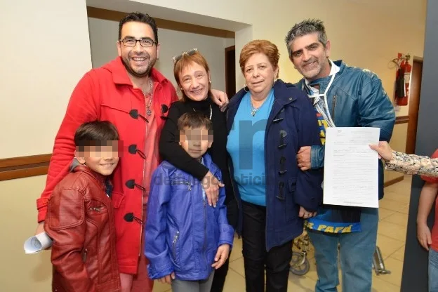 La familia posa junto a la gobernadora Fabiana Ríos.
