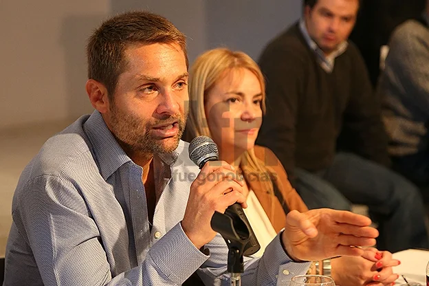 Habla Federico Sciurano; a su lado, Miriam Boyadjian.