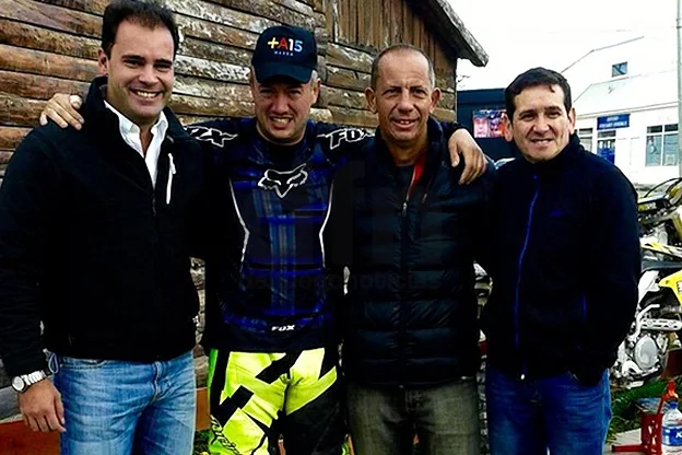 Ventura, Sciutto y Aguila junto al piloto Raúl González.