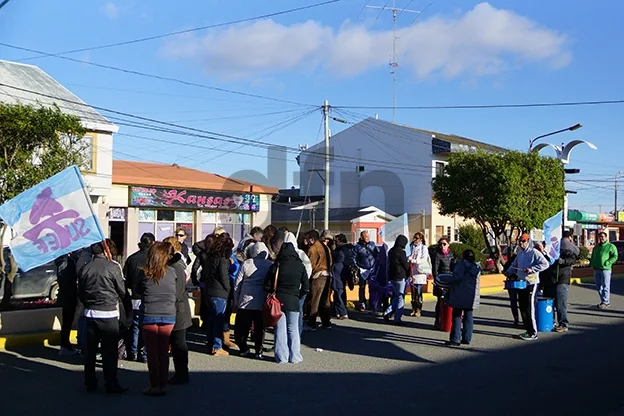 Los docentes protestaron sobre la avenida Perito Moreno.