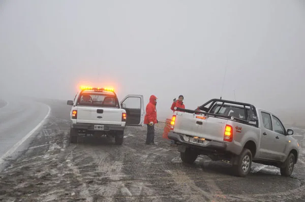 Defensa Civil provincial cerró los accesos al puente colgante por precaución.