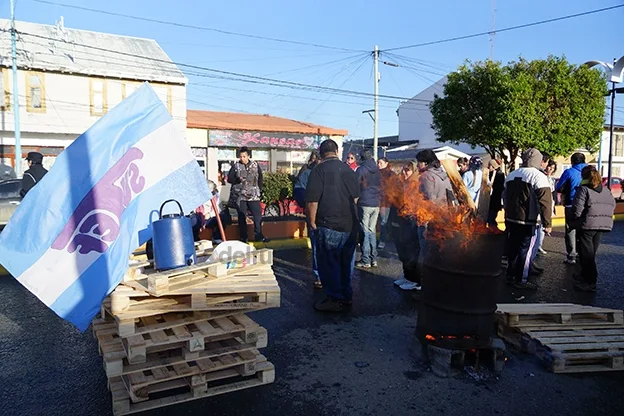 Los docentes reclamaron, una vez más, frente al edificio del IPAUSS.