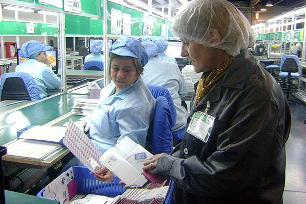 Nélida Belous, durante la visita ala planta de BGH.