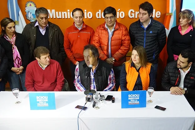 Habla Daniel Scioli, rodeado por candidatos del FPV y FORJA.
