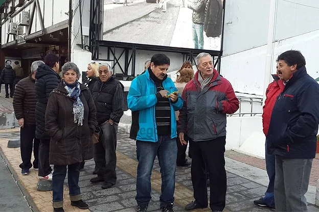 Patricia Blanco y Juan Gómez, junto al resto de los jubilados.