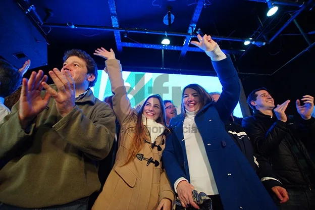 Bertone celebra junto a su hija. A su lado, Melella.