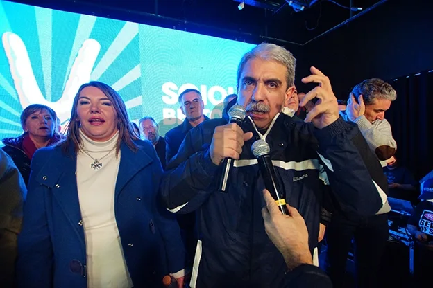 Habla Aníbal Fernández, secundado por Rosana Bertone.