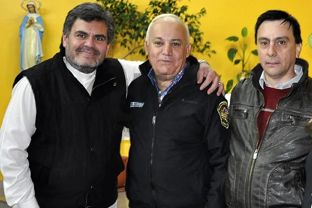 Henke, Molina y el cura párroco Bouzou, durante el encuentro.