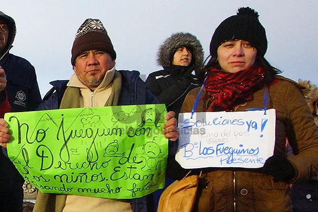 Los manifestantes portaron carteles en protesta por lo vivido.