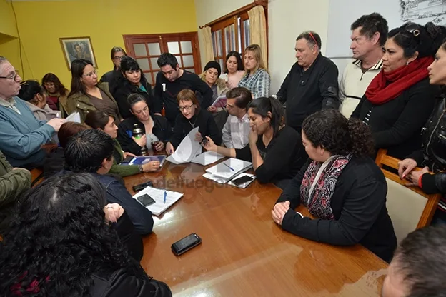 Fabiana Ríos junto a los vecinos de Margen Sur.