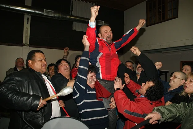 Marcelo Córdoba festeja su triunfo en las elecciones de ATE de julio de 2010.