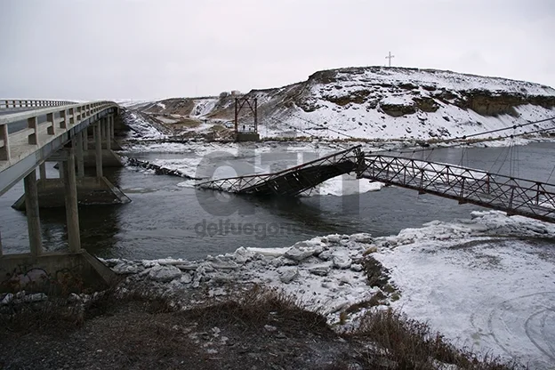 El puente fue arrastrado por el hielo y la corriente.