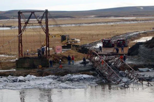 Con dos camiones se retira del agua el puente colapsado.