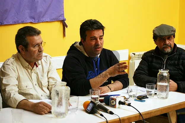 Horacio Catena rodeado por Gerónimo Ruiz y Rodolfo Perpetto.