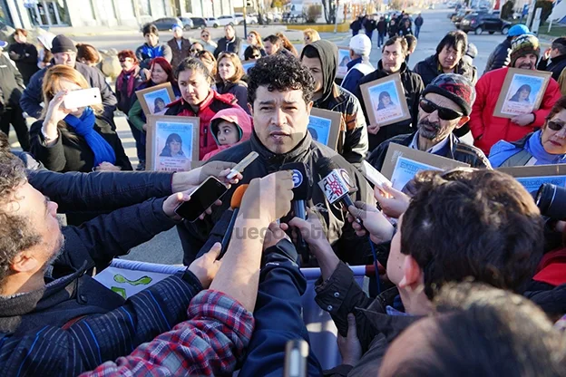 Fabián Herrera, asediado por los medios de comunicación.