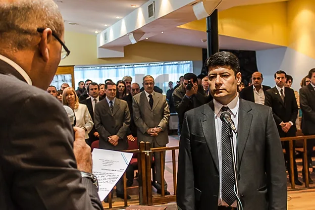 Juan Rodríguez le toma juramento al Dr. Francisco Ibarra.