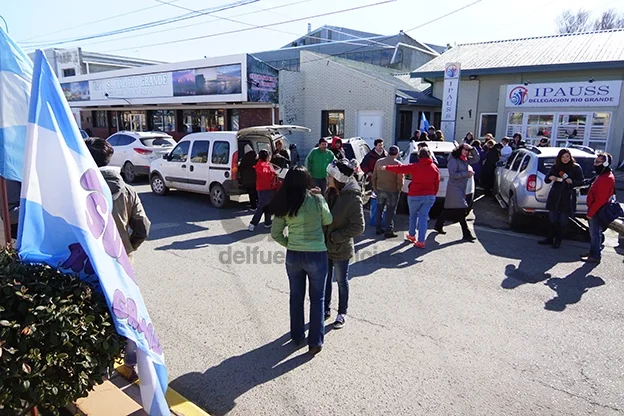 Los manifestantes protestaron frente a la delegación del IPAUSS.