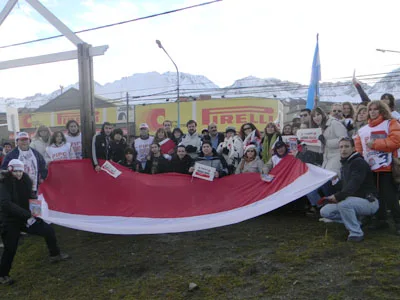 Candidatos y militantes de la UCR durante la caminata en Ushuaia.
