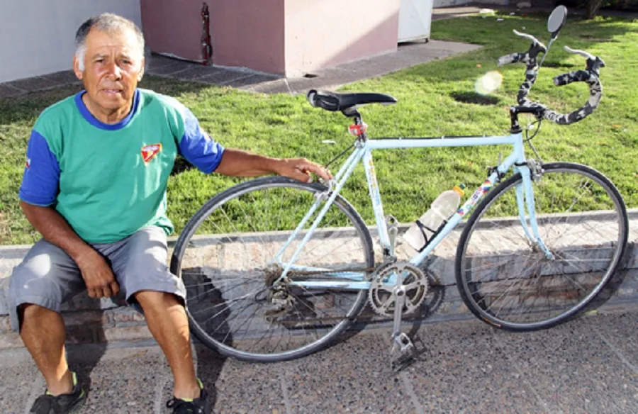 Con 68 años, une La Quiaca con Ushuaia en bicicleta
