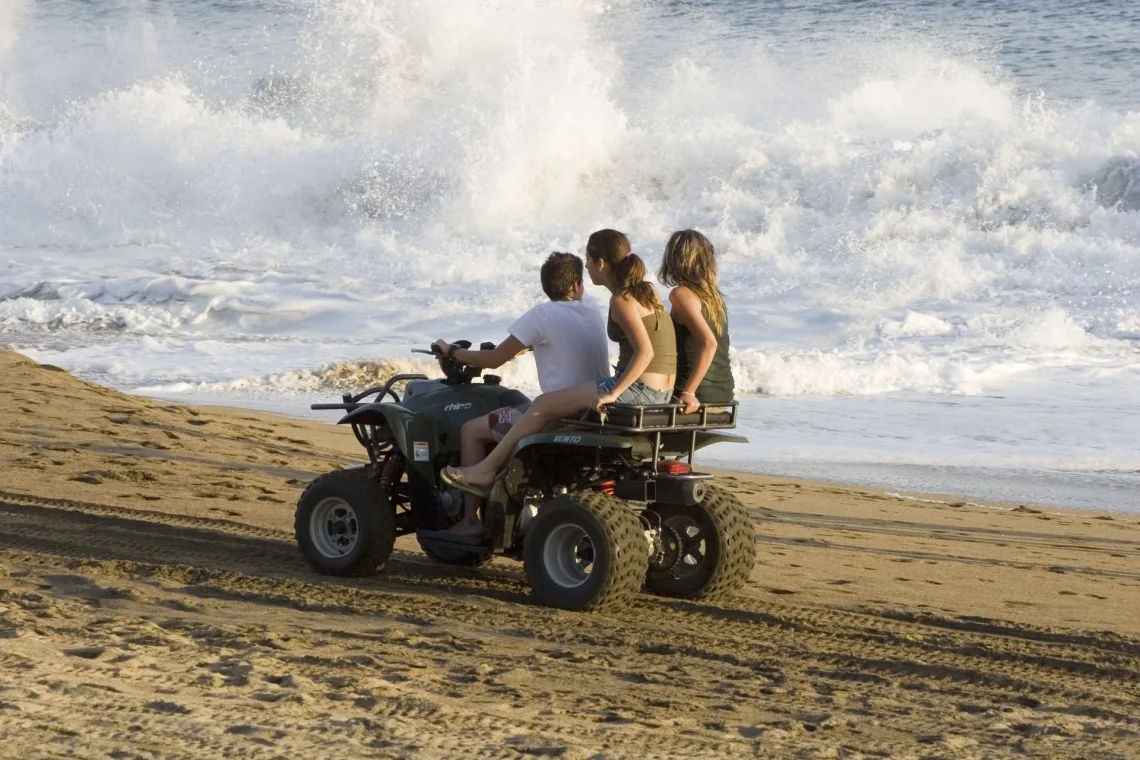 Recuerdan prohibición de transitar con cuatris en la playa