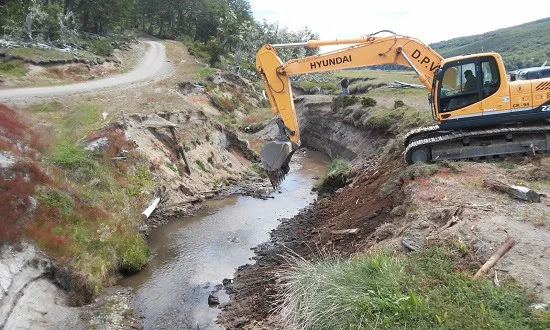 Comenzaron a construir un puente sobre el arroyo Mimiza