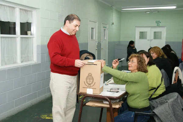 Manuel Benegas, al momento de votar en la Escuela 32.
